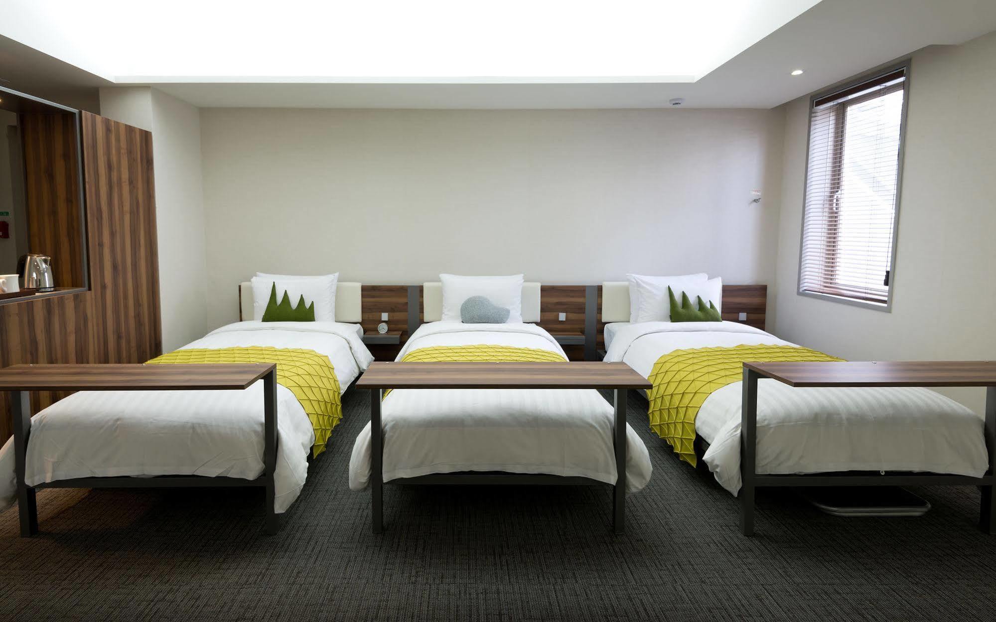 Metro Hotel Myeongdong Seoul Bagian luar foto